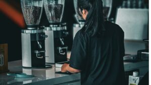 Travailler dans un café